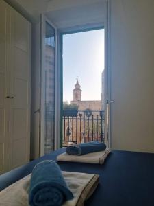 焦维纳佐Dimora San Michele的客房设有两张床和大窗户。