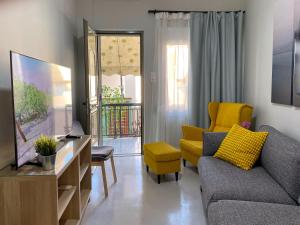 爱琴娜岛Nasos Aegina Apartment的带沙发和黄色椅子的客厅