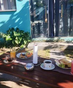 塞古罗港Pousada Canto de Paz的一张桌子,上面放着两盘食物和咖啡