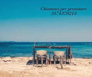 奥尔贝泰洛Villa Mariel - Adults Only Giannella Playa的海边的海滩上的一个站