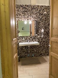 比通托B&B Porta Baresana的一间带水槽和镜子的浴室