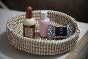 阿齐亚佩拉加Ikaros Lodge的一个柳条篮,内有两瓶肥皂和化妆品