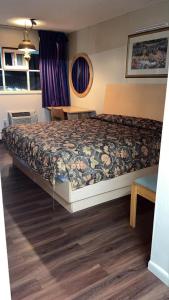 Maple Shade贝莱尔汽车旅馆的一间卧室配有一张床和一张桌子
