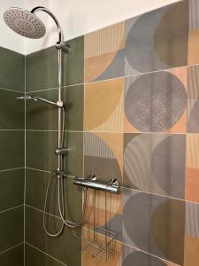 费拉拉Chez Madame的浴室设有淋浴,墙上铺有彩色瓷砖。