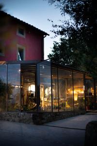 蓬塔谢韦Podere Belvedere Tuscany的房屋前方的建筑,设有玻璃窗