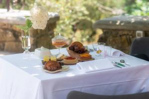 蓬塔谢韦Podere Belvedere Tuscany的一张白色桌子,上面有盘子的食物