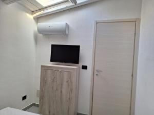 锡拉库扎Luxury home 2的配有电视、门和电视的房间
