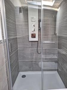 锡拉库扎Luxury home 2的浴室里设有玻璃门淋浴