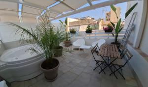 锡拉库扎Luxury home 2的阳台设有卫生间和桌椅。