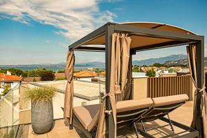 巴多利诺PRADA' Home Eco Suites的房屋阳台的椅子