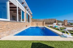 孔佩塔Cortijo Las Vistas的一座房子后院的游泳池