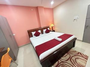 商沙巴Hotel Prime Classic的一间卧室配有红色和白色床单