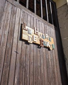 Braye-en-LaonnoisLe Havre de Braye的木门,上面有读书的标志,他勇敢