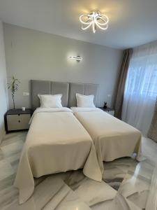贝纳尔马德纳Luxury apartment Benalmadena First line的一间卧室配有两张床和吊扇
