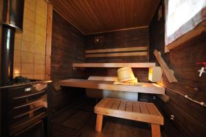 维塔萨里汉尼兰萨米露营地的一个带桌子和长凳的桑拿浴室