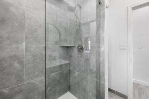 劳德代尔堡多维尔酒店 的浴室里设有玻璃门淋浴