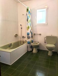 哈维亚Holiday Home Maria的带浴缸、卫生间和盥洗盆的浴室