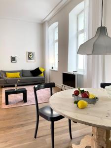 科隆zehuus - historischer Charme的客厅配有桌子和沙发