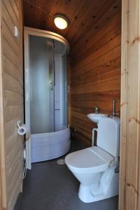 维塔萨里汉尼兰萨米露营地的木制浴室设有卫生间和水槽