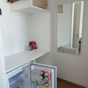 加里波第Pousada dos Frades的客房内的白色冰箱,配有两面镜子