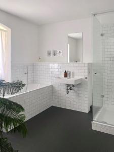 科隆Zehuus mit Domblick und Dachterrasse的白色的浴室设有浴缸和水槽。