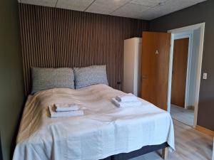 欧登塞恩格霍姆住宿加早餐旅馆的一间卧室配有一张床,上面有两条毛巾