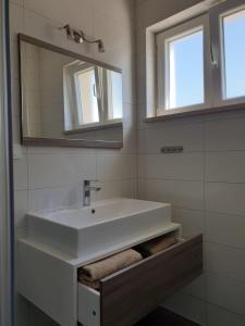 苏曼婷Apartmani Zen的浴室设有白色水槽和两面镜子