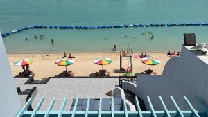 杜拉特阿拉尔غرفة صالة بلكونة على الشاطئ - عوائل的水面上有很多人的海滩