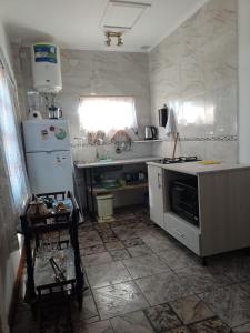 伊瓜苏港Flor de Lis的厨房配有白色冰箱和水槽