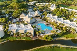 奥兰多萨巴尔棕榈万豪酒店的享有带游泳池的度假村的空中景致