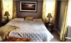 大熊湖Hallelujah Forest的一间卧室配有一张大床和两盏灯。