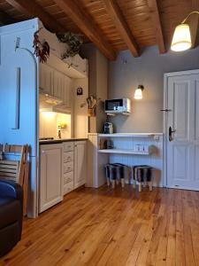普拉德埃米塔Apartamento con encanto的厨房铺有木地板,配有白色橱柜。
