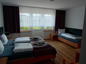 里沃Dom Wczasowy Larix的酒店客房带两张床和两个窗户