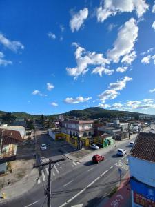 约恩维利Recanto Boa Vista的小镇街道的景色