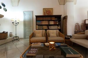 莱切B&b l'Orangerie D'epoque的客厅配有咖啡桌和书架