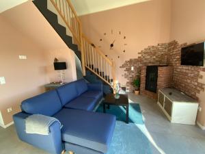 NettersheimWell-being in Eifel的客厅设有蓝色的沙发和砖砌壁炉