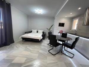 贝纳尔马德纳Luxury apartment Benalmadena First line的客厅配有床和桌子