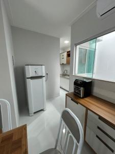 布拉干萨STILLO AÇAI的厨房配有冰箱和桌椅