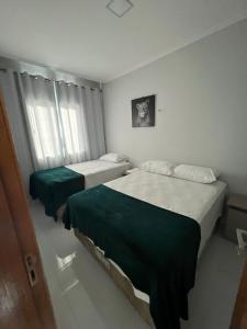 布拉干萨STILLO AÇAI的一间卧室设有两张床和窗户。