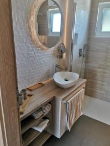 科巴里德Apartma Bella Nadiža的一间带水槽和镜子的浴室
