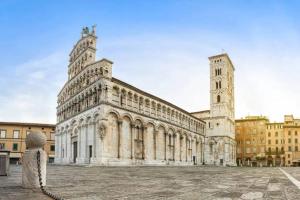 卢卡FRONTE MURA LUCCA - Parcheggio - WiFi Il CORTIGIANO的一座带塔和教堂的大型石头建筑