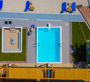 圣帕拉斯凯维Koumaros Aparthotel的大型游泳池的顶部景色