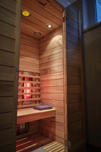 巴德加斯坦Haus Nicola的木制房间中带长凳的桑拿浴室