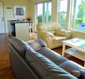 纳奈莫AnnArthur Guest House的客厅配有真皮沙发和椅子