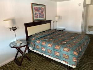 奥斯汀奥斯丁豪华酒店的酒店客房,设有一张床和两张桌子