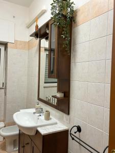 佩罗Naudas House!的一间带水槽和镜子的浴室