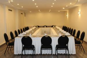 墨西哥城Hotel Ritz Ciudad de México的一间会议室,配有长桌子和椅子