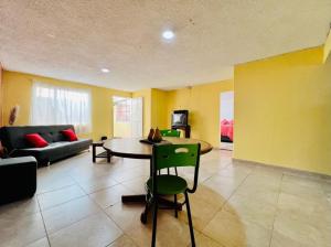 波哥大La Candelaria的客厅配有桌子和沙发