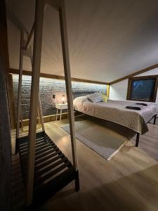 韦林格勒Villa Monte的一间带床的卧室,位于带窗户的房间内