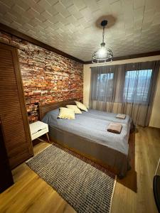 韦林格勒Villa Monte的一间卧室设有一张床和砖墙